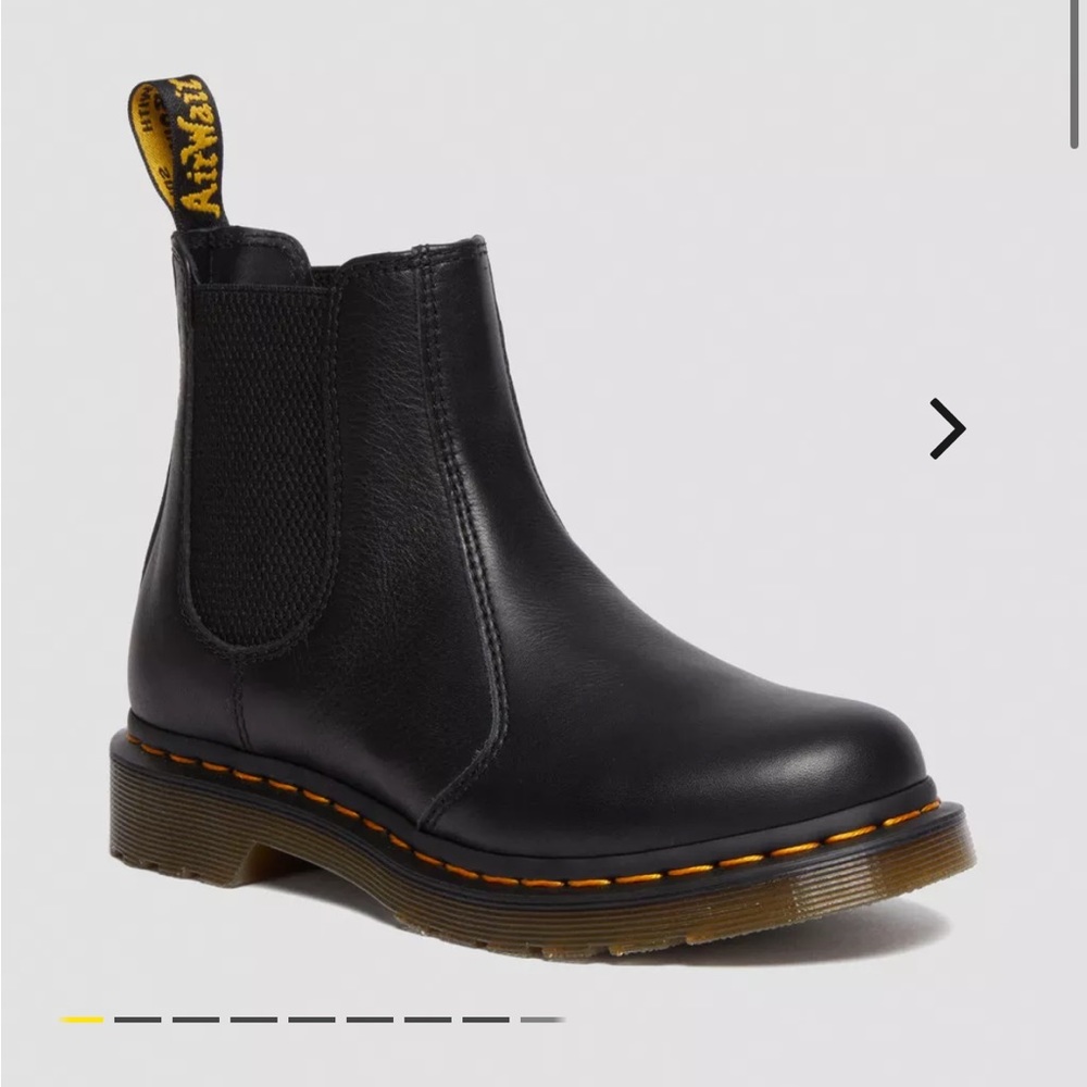 Dr. Martens 2976 women’s leather Chelsea boots